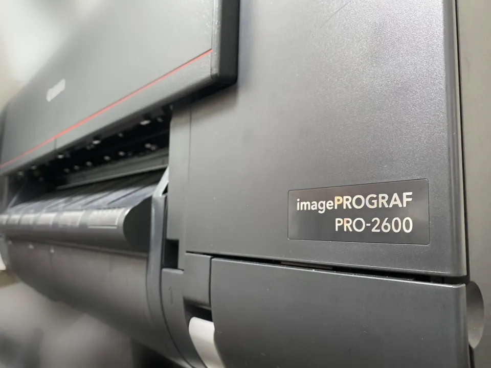 写真展の作品を出力する自社の大判プリンター(Canon imagePROGRAF PRO-2600)