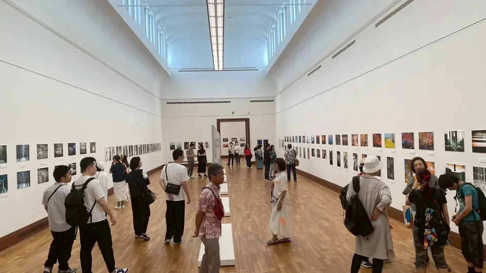 京都市京セラ美術館の展示室に数百点の写真が並ぶ公募写真展の全景