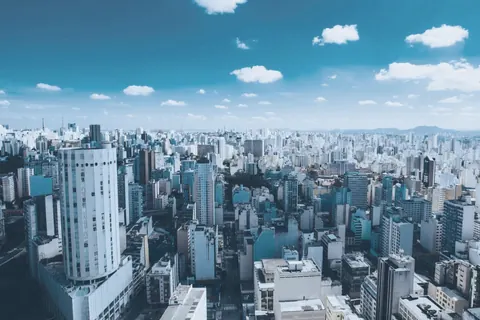 青空の下に広がる都市のビル群
