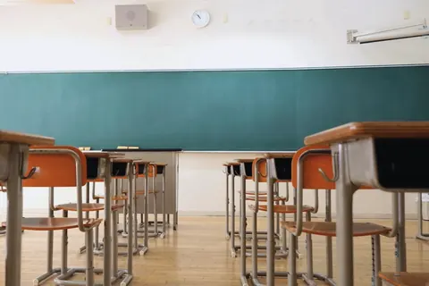黒板と机が並ぶ学校の教室