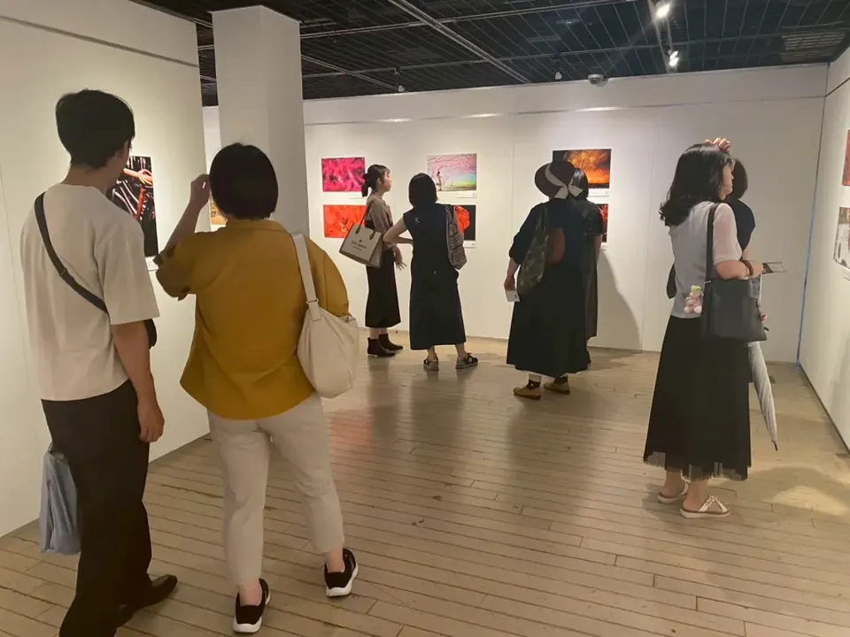 横浜赤レンガ倉庫で開催した「COLORS」の会場風景