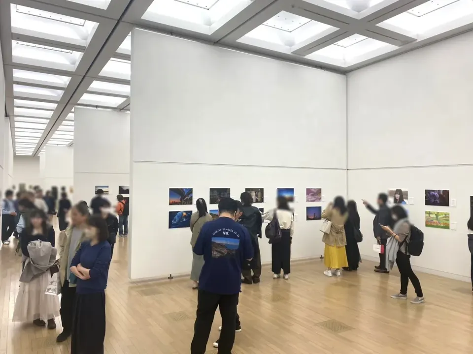 国立新美術館の展示室で開催した「写展」の会場風景