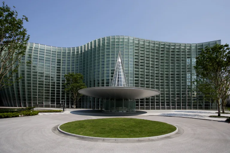 国立新美術館のエントランス正面
