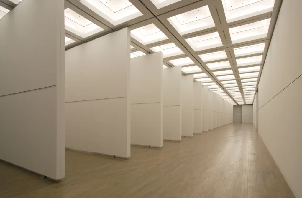 公募展用の展示室。白い可動壁が奥まで並ぶ