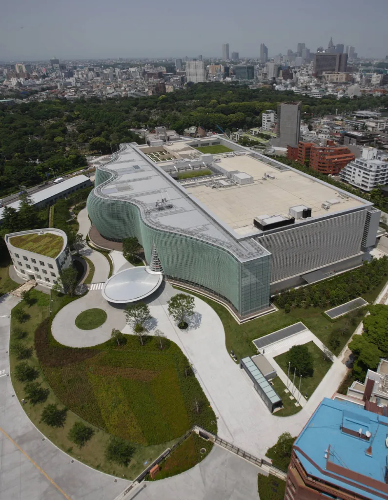 上空から見た国立新美術館の全景